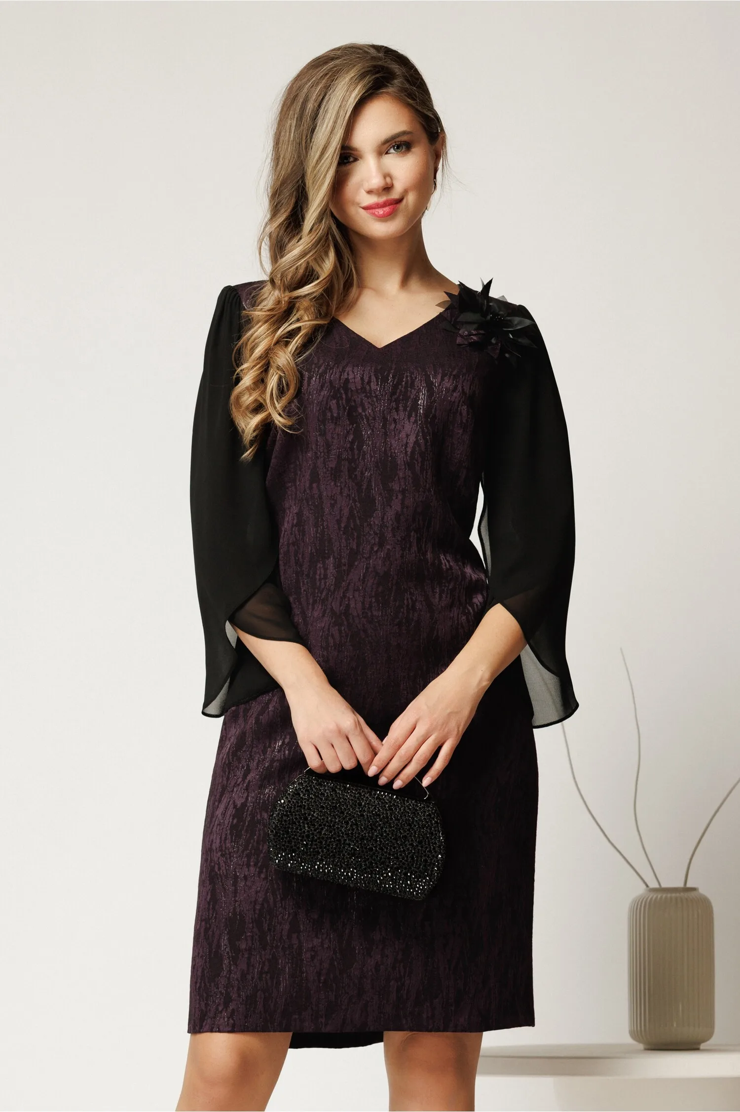 Rochie midi mov de ocazie cu fir lurex si floare