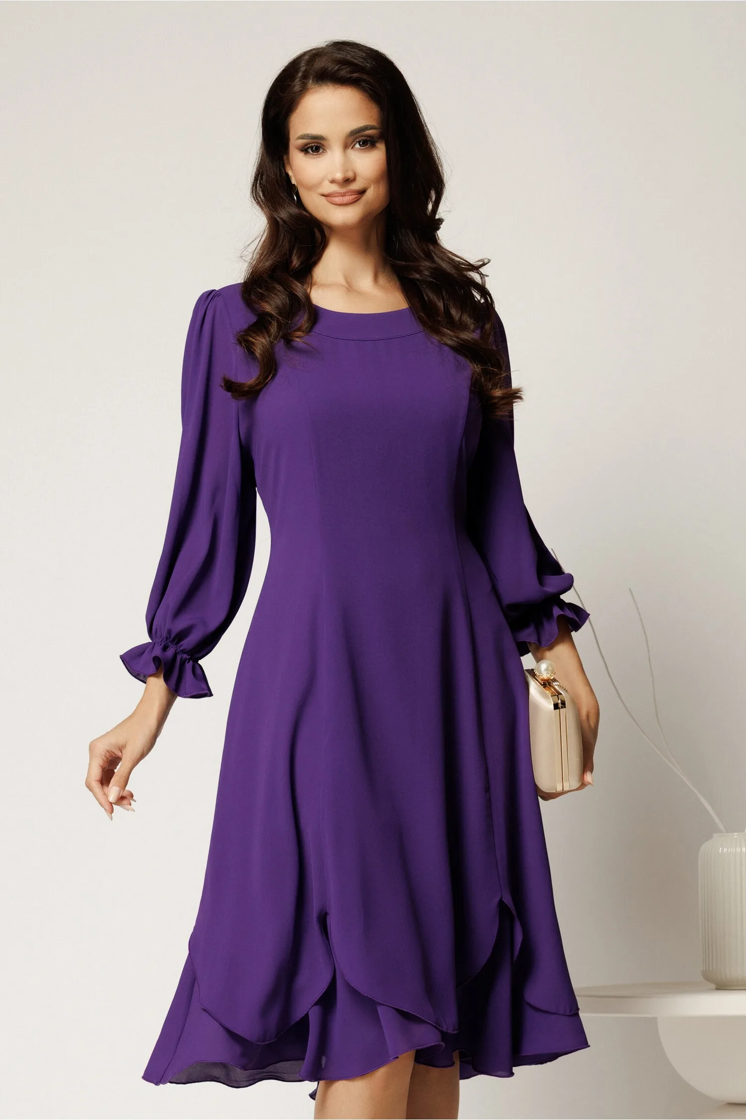 Rochie midi mov din voal cu croi in clini si volane la baza