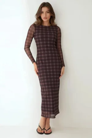 Rochie midi mulata in carouri -  culoare maro - material textil