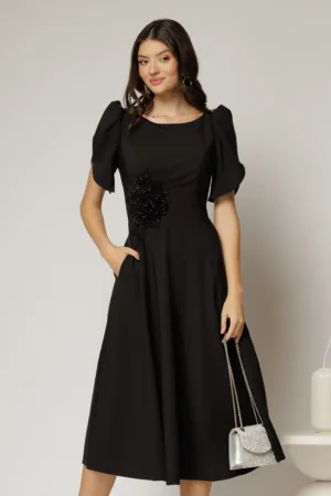Rochie midi neagra de ocazie cu aplicatie in talie cu margele si maneci decupate