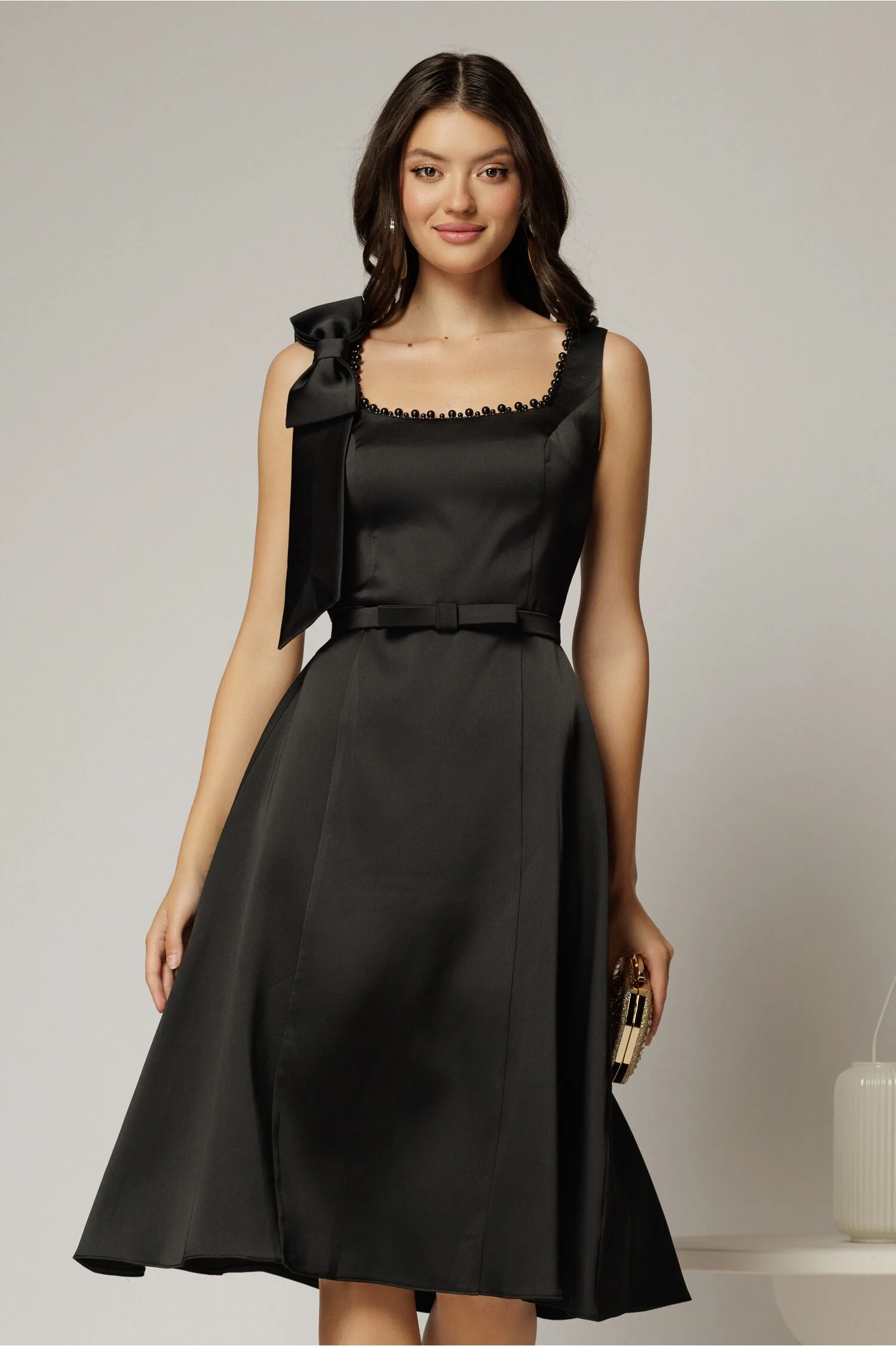 Rochie midi neagra de ocazie din satin cu perle la decolteu