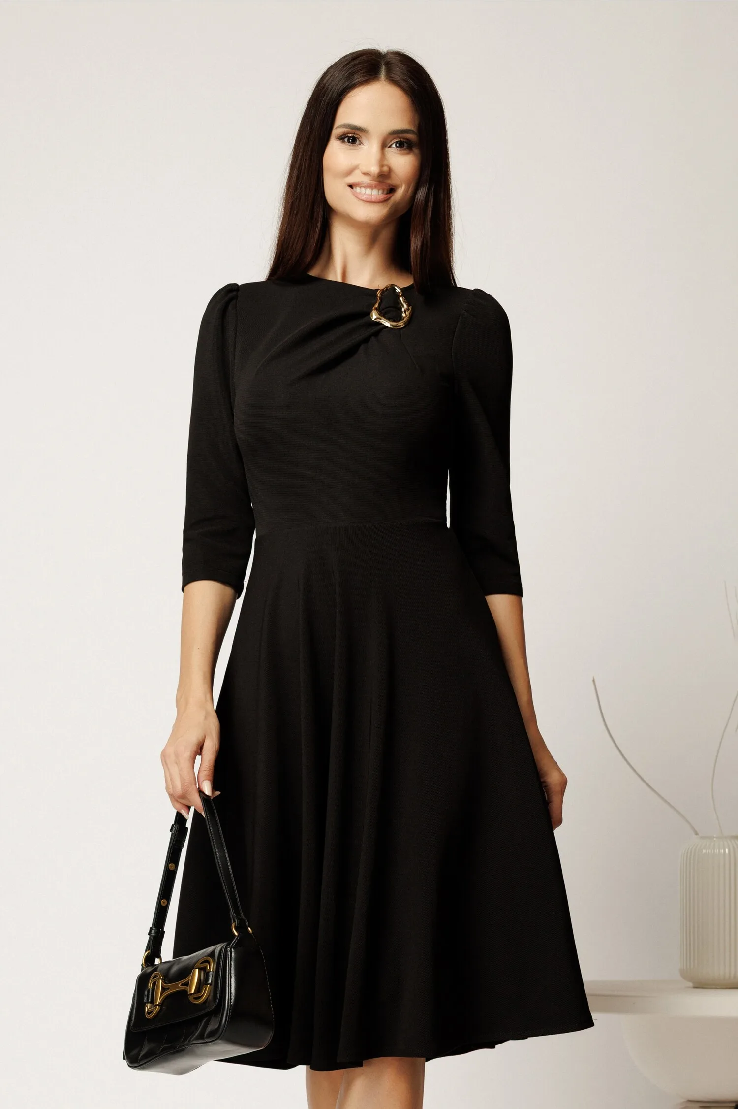 Rochie midi neagra din material reiat in clos cu accesoriu metalic