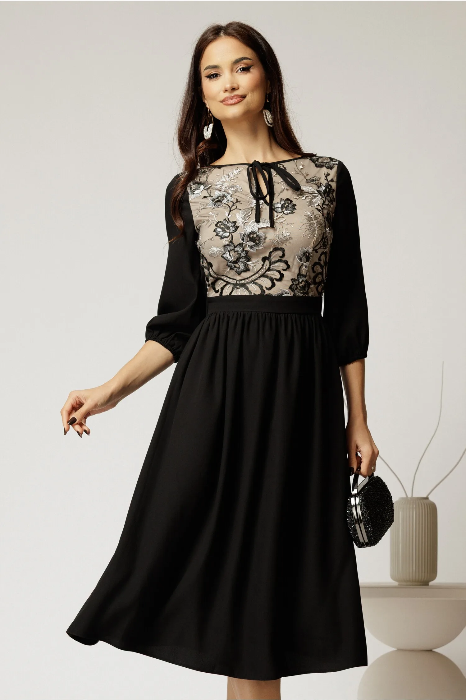 Rochie midi neagra din triplu voal in clos cu bust bej din dantela