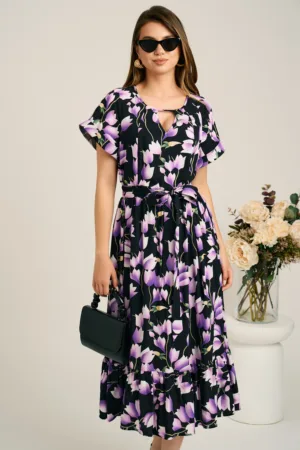 Rochie midi neagra din viscoza in clos cu imprimeu mov si cordon in talie