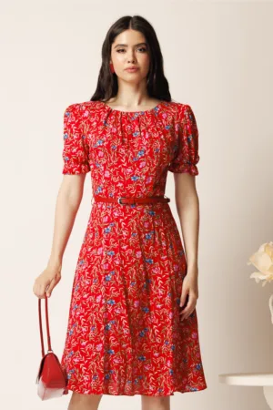 Rochie midi rosie din viscoza in clos cu imprimeuri si curea in talie