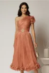 Rochie midi roz coniac din voal peliculizat cu volanase pe fusta