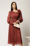 Rochie midi roz coniac din voal satinat in clos cu floare pe umar