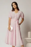 Rochie midi roz cu buline de zi si guler brodat
