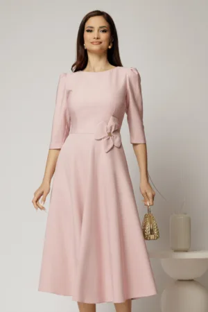 Rochie midi roz din stofa in clos cu floare in talie