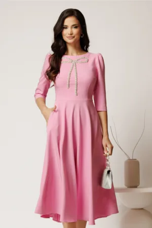 Rochie midi roz din stofa in clos cu funda si strasuri pe bust