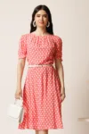 Rochie midi roz din viscoza in clos cu buline si curea in talie