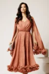 Rochie midi roz din voal satinat in clos cu maneci ample si curea din strasuri in talie