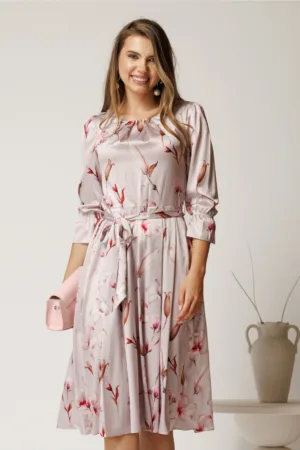 Rochie midi roz in clos din triplu voal cu imprimeuri florale si cordon in talie