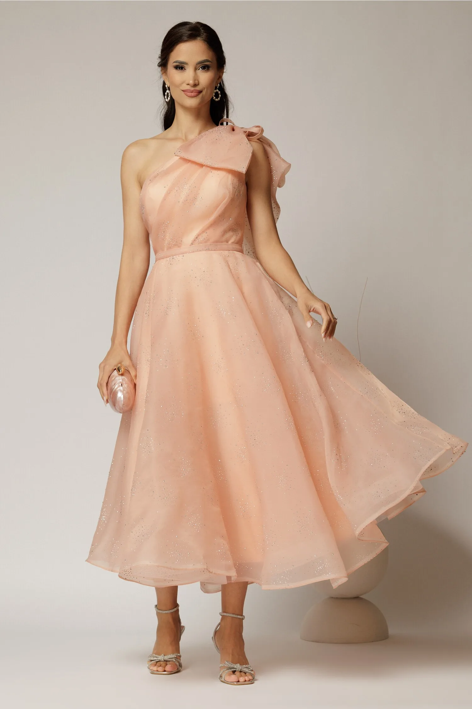 Rochie midi roz somon din organza cu pietre strass si funda ampla pe umar