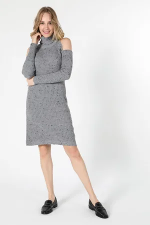 Rochie midi tricotata cu decupaj pe umar