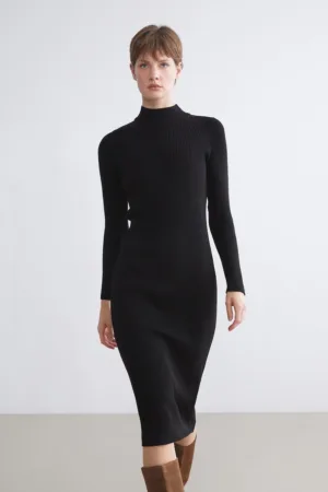 Rochie midi tricotata cu guler inalt