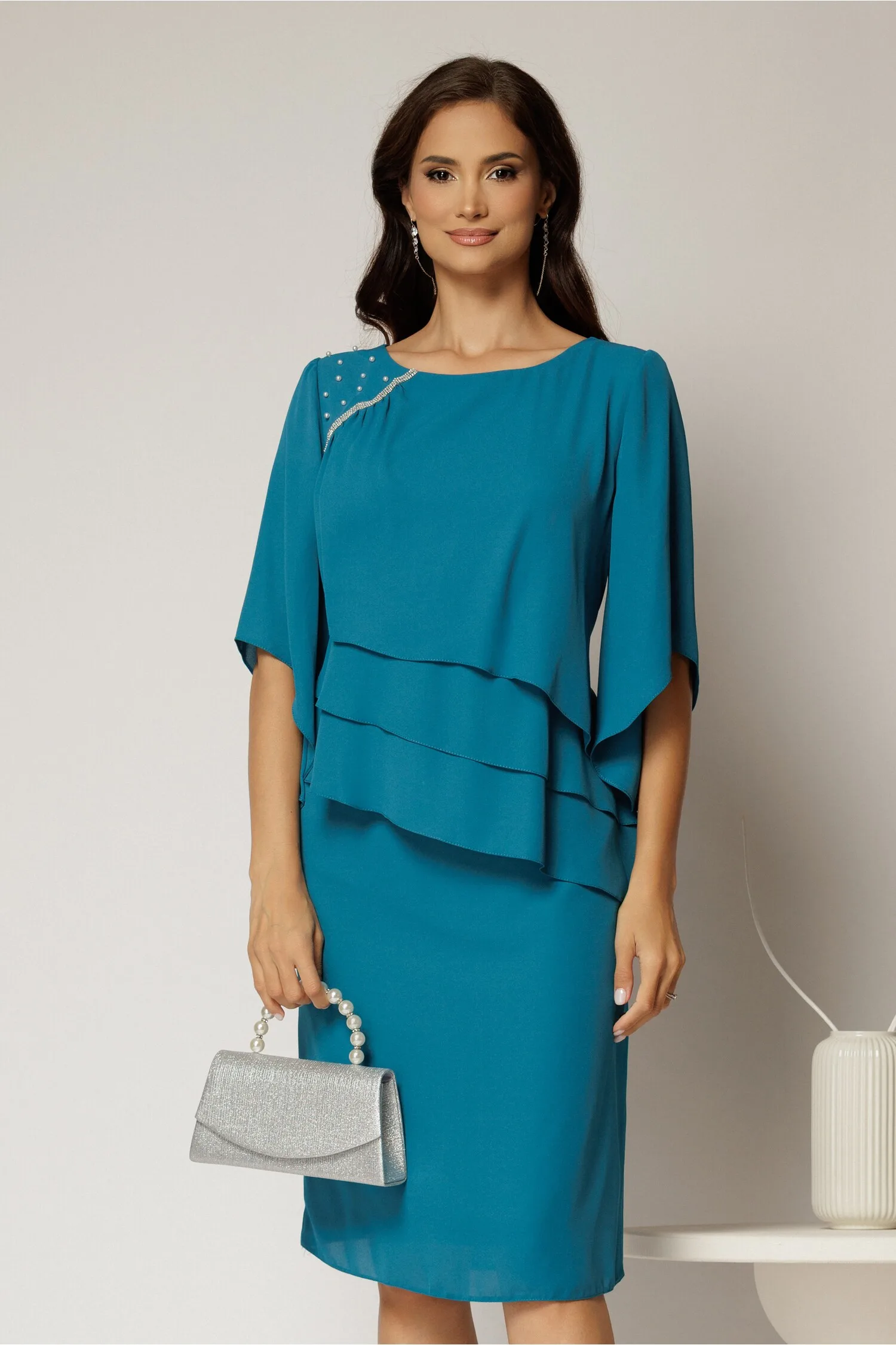 Rochie midi turcoaz de ocazie cu croi drept si perle la decolteu