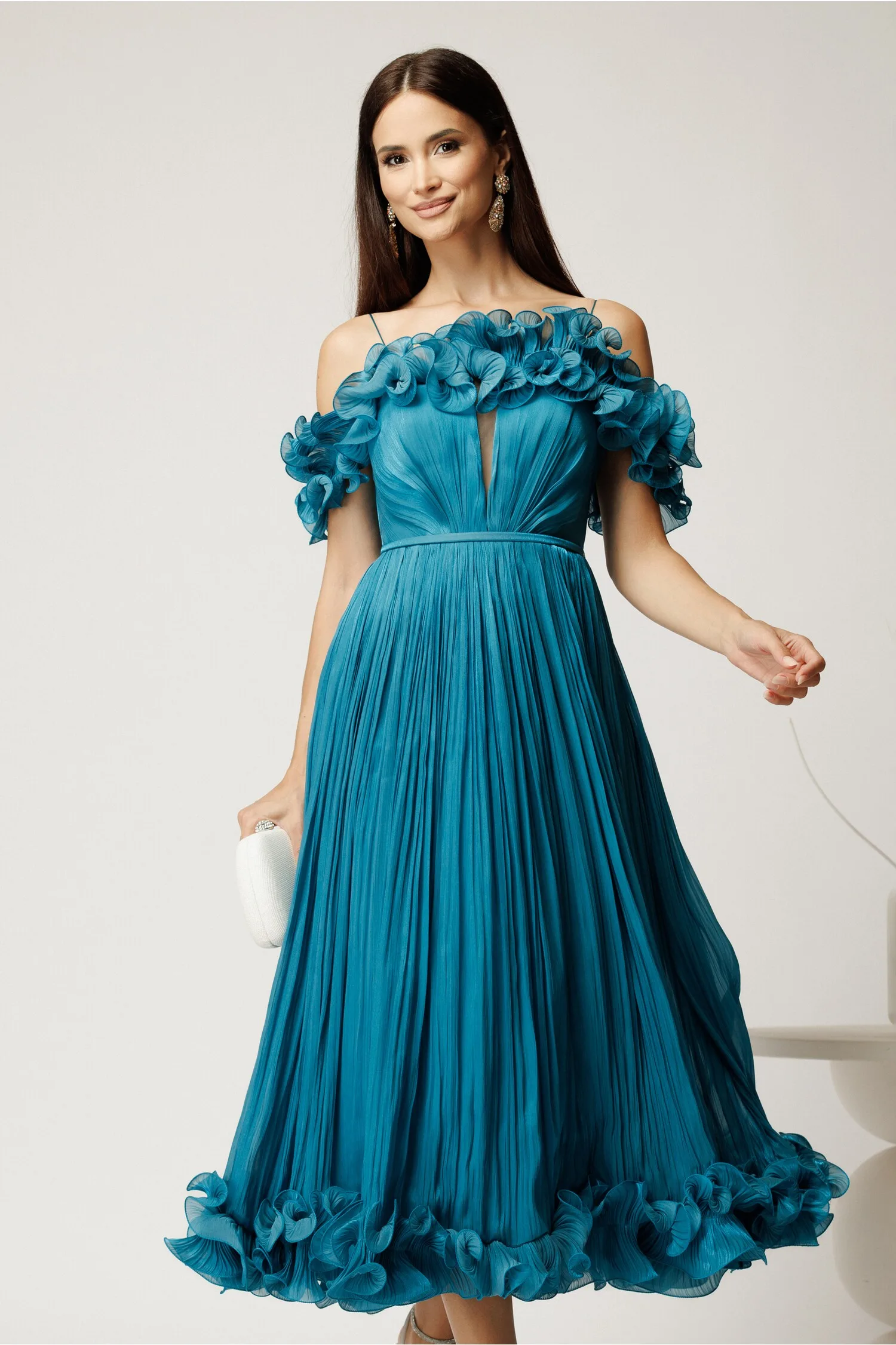 Rochie midi turcoaz in clos din voal satinat cu volanase la bust si la baza