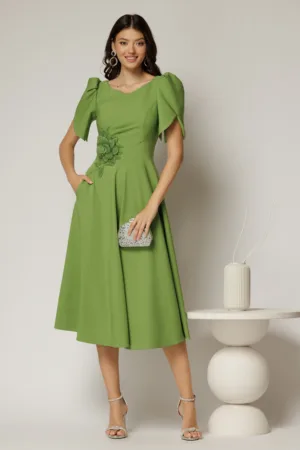 Rochie midi verde de ocazie cu aplicatie in talie cu margele si maneci decupate