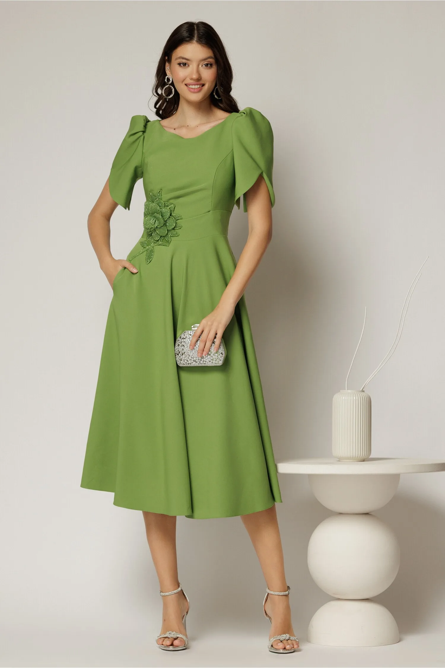 Rochie midi verde de ocazie cu aplicatie in talie cu margele si maneci decupate