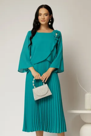 Rochie midi verde de ocazie cu fusta clos plisata si detaliu la bust