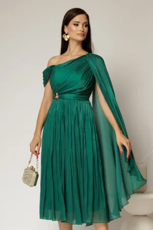 Rochie midi verde de ocazie din voal peliculizat cu o maneca ampla si brosa pe talie