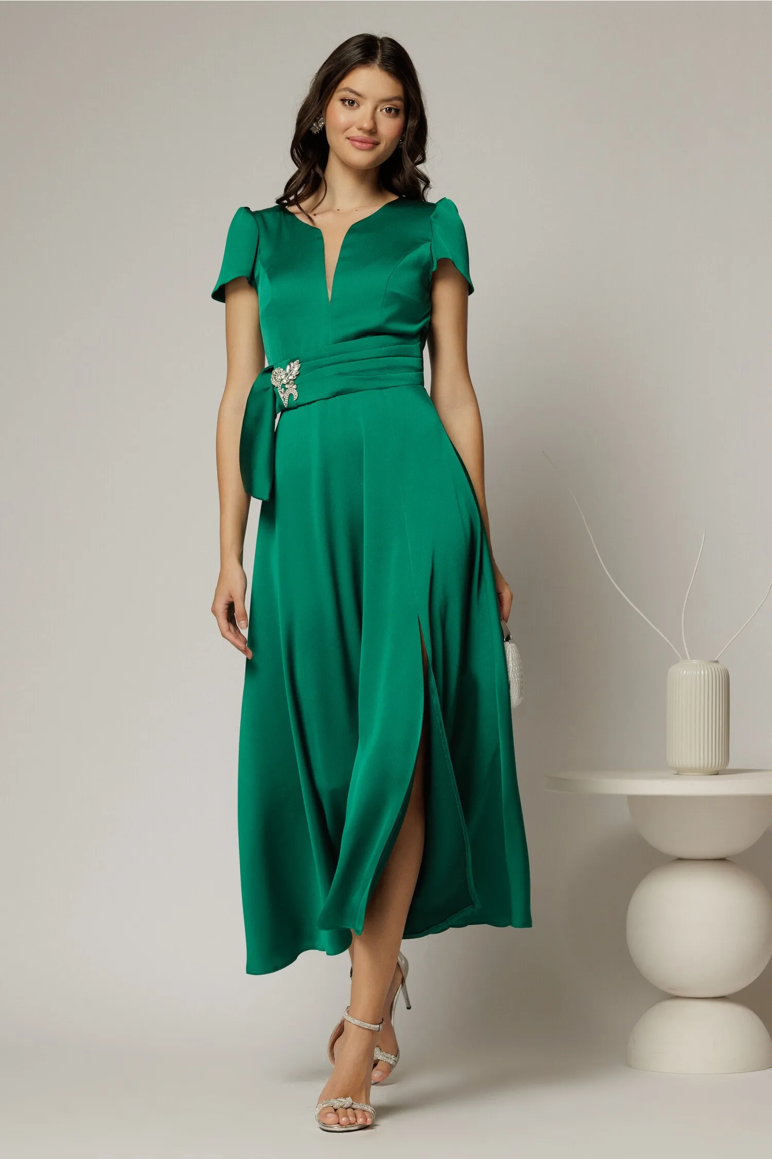 Rochie midi verde din satin cu aplicatie in talie si decolteu adanc