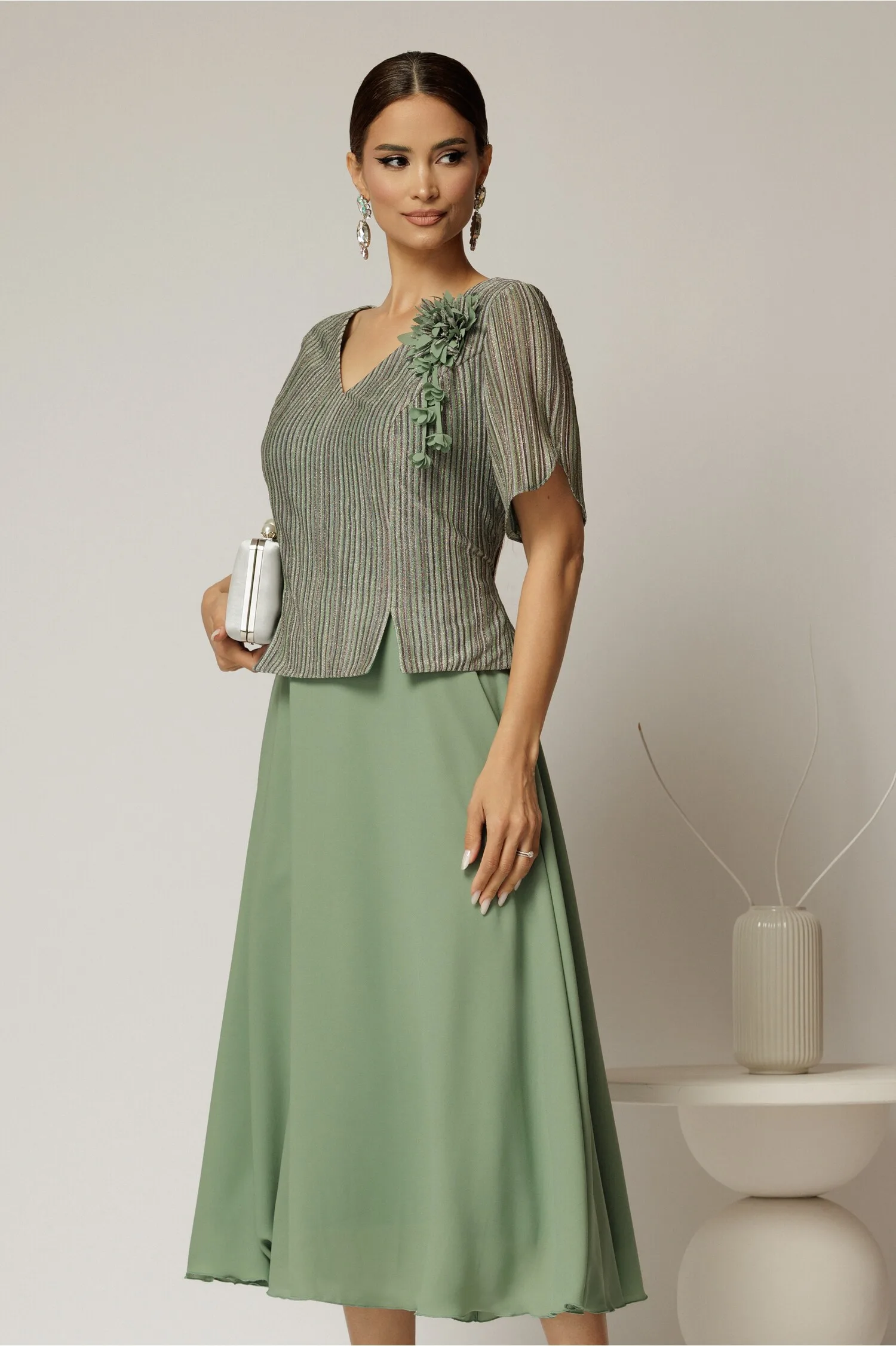 Rochie midi verde fistic cu bustul din lurex si decolteu in V
