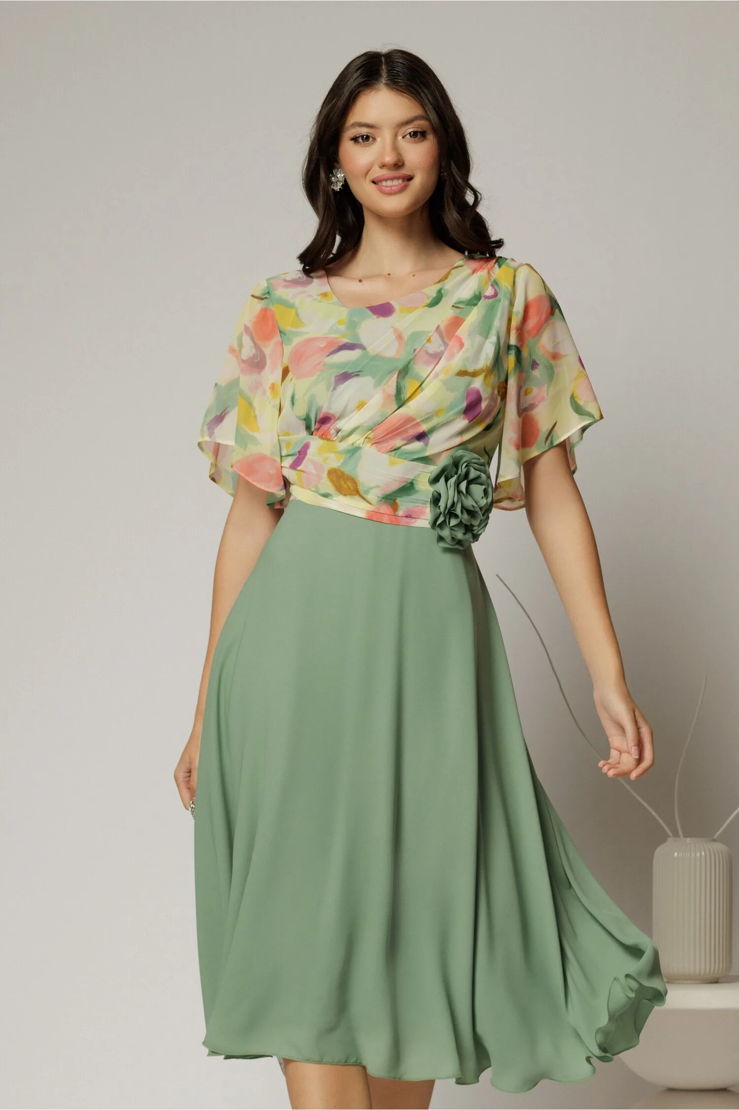 Rochie midi verde fistic din triplu voal cu bustul imprimat