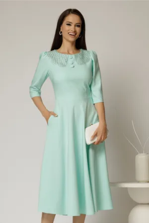 Rochie midi verde menta de ocazie cu nasturi pe bust si guler cu broderie si margele