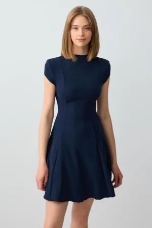 Rochie mini cu croiala in A si decolteu la baza gatului