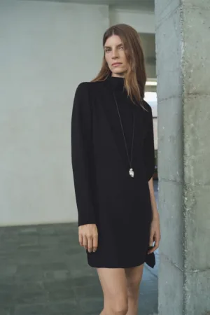 Rochie mini cu design asimetric