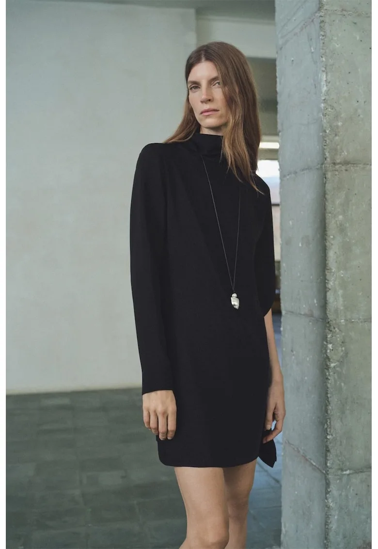 Rochie mini cu design asimetric