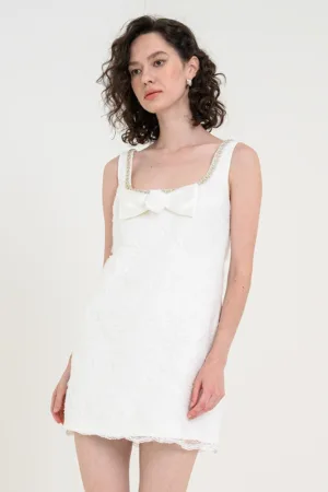 Rochie mini cu detalii brodate cu aplicatie cu funda