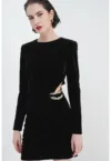 Rochie mini de catifea cu decupaj si lant decorativ