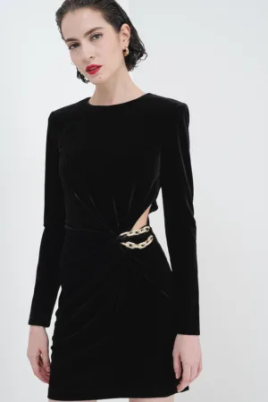 Rochie mini de catifea cu decupaj si lant decorativ