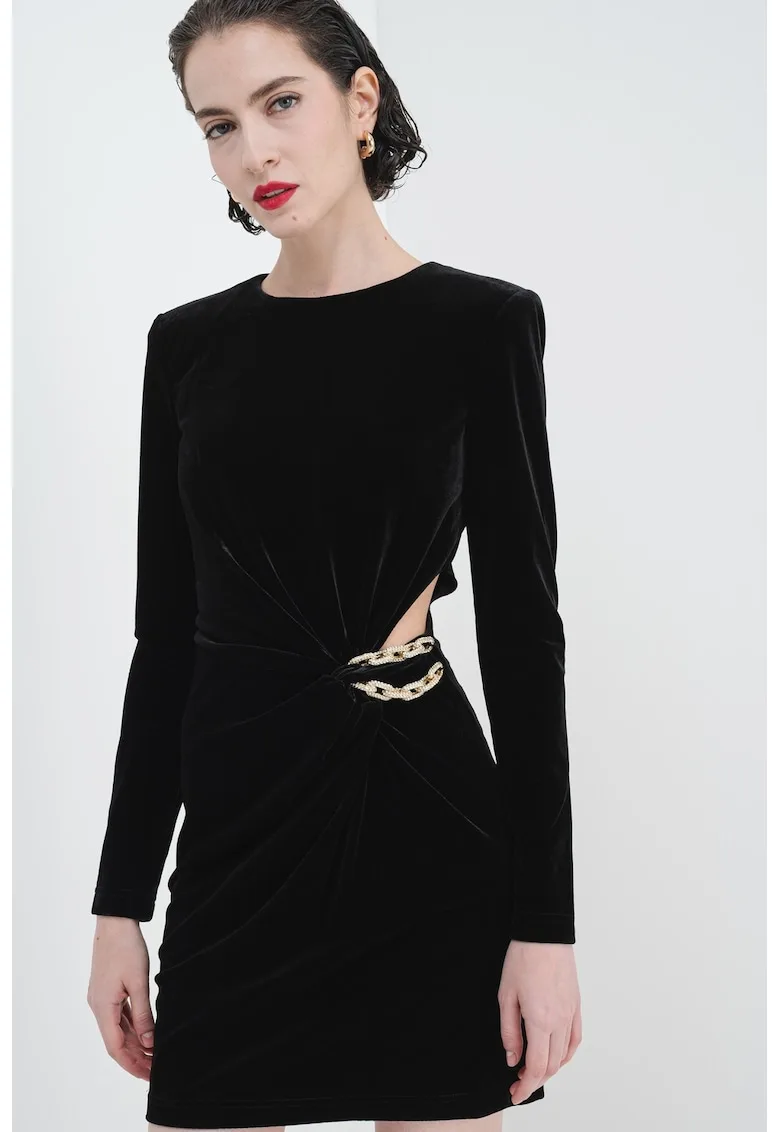 Rochie mini de catifea cu decupaj si lant decorativ