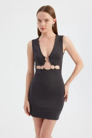 Rochie mini  decolteu in V - decupaj - neagra