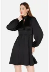 Rochie mini evazata cu decupaj frontal