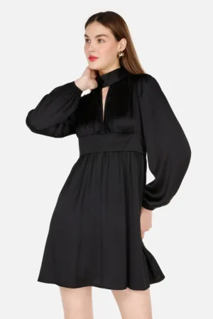 Rochie mini evazata cu decupaj frontal
