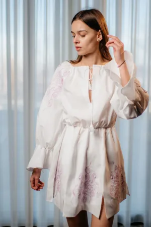 Rochie mini evazata cu maneci bufante si broderie