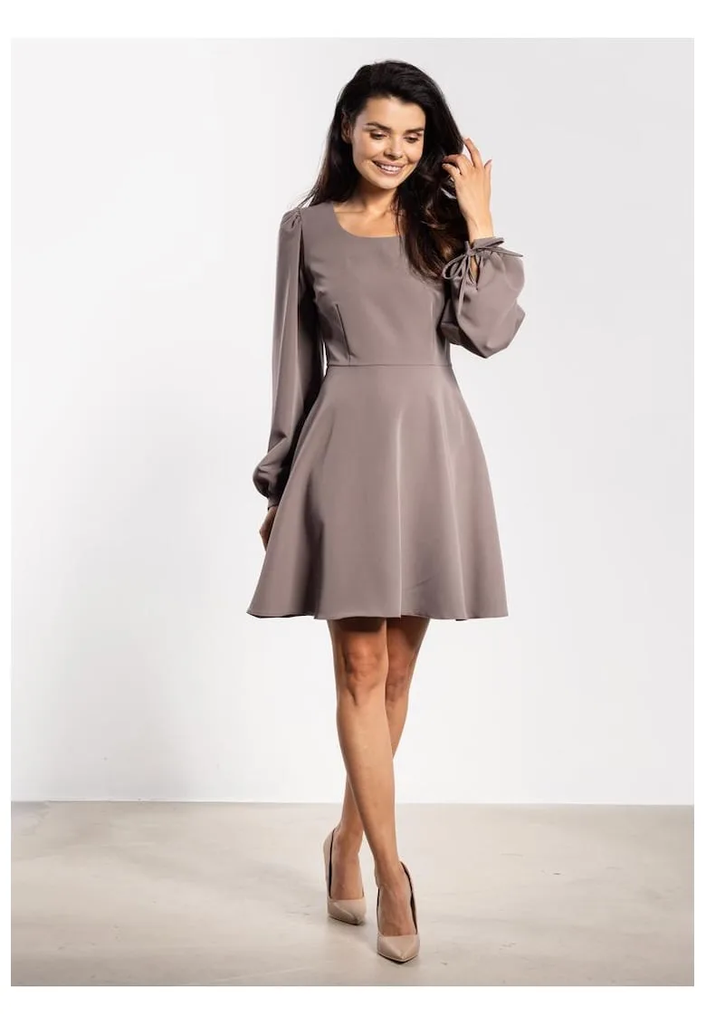 Rochie mini evazata cu mansete cu prindere