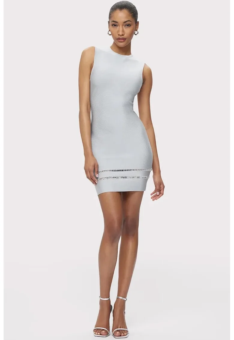 Rochie mini fara maneci care accentueaza silueta