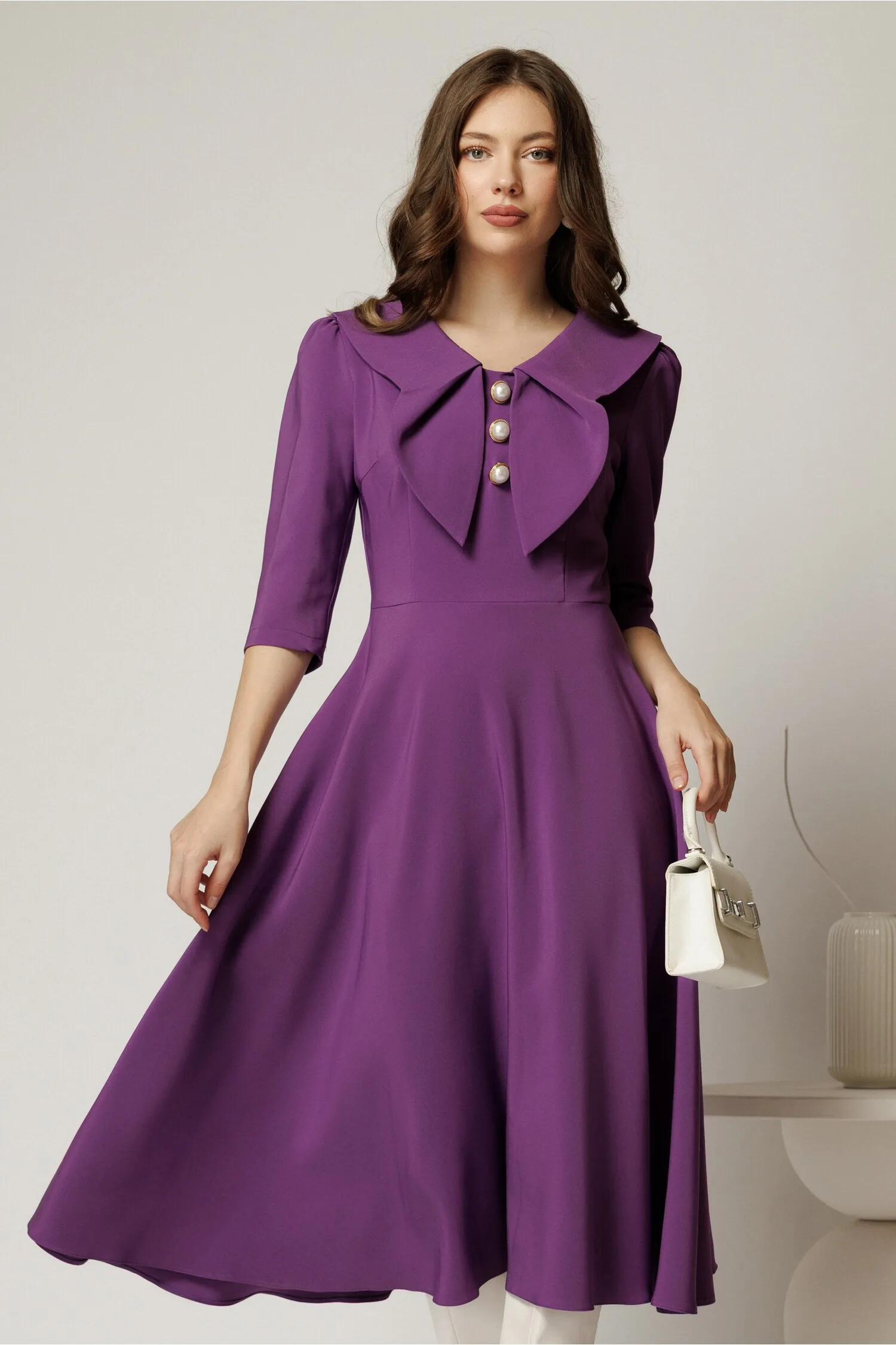 Rochie mov clos de ocazie cu guler maxi si nasturi perluta