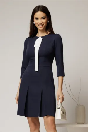 Rochie bleumarin din stofa cu esarfa alba la decolteu