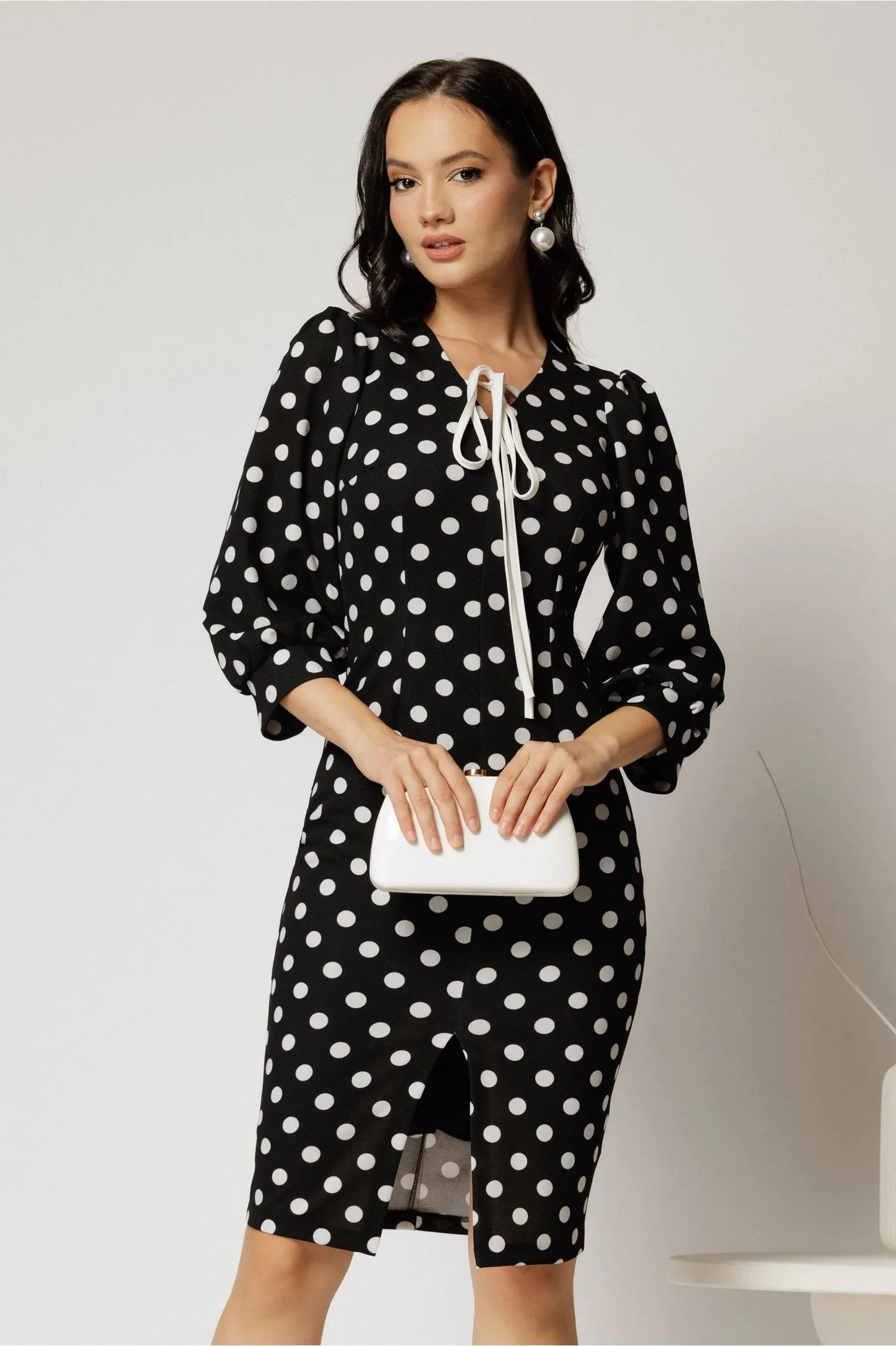 Rochie neagra cu buline cu snur la guler si maneci usor bufante