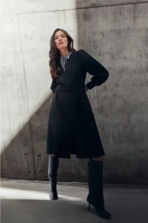 Rochie neagra cu funda evazata si maneci bufante