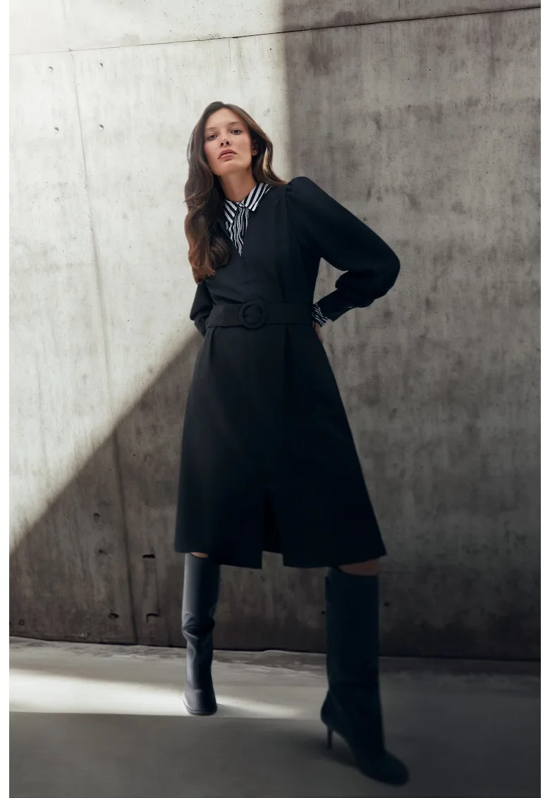 Rochie neagra cu funda evazata si maneci bufante