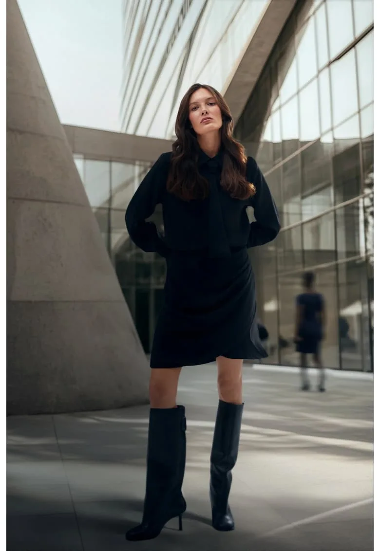 Rochie neagra cu strangere pe solduri