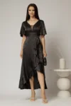 Rochie neagra lunga din satin in clos cu volan si crapatura pe fusta